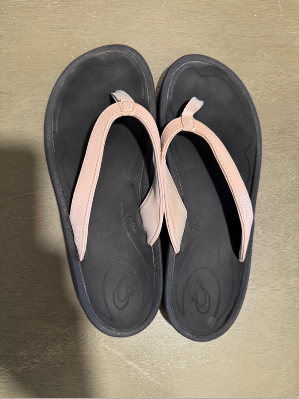 OluKai Women's Pink and Black Leather Thong Sandals 9 - Picture 2 of 9
